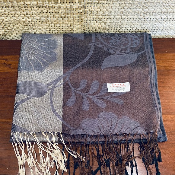 🌟HP🌟NWOT 100% Cashmere Brown & Gray Wrap Made in Jerusalem - Picture 6 of 7